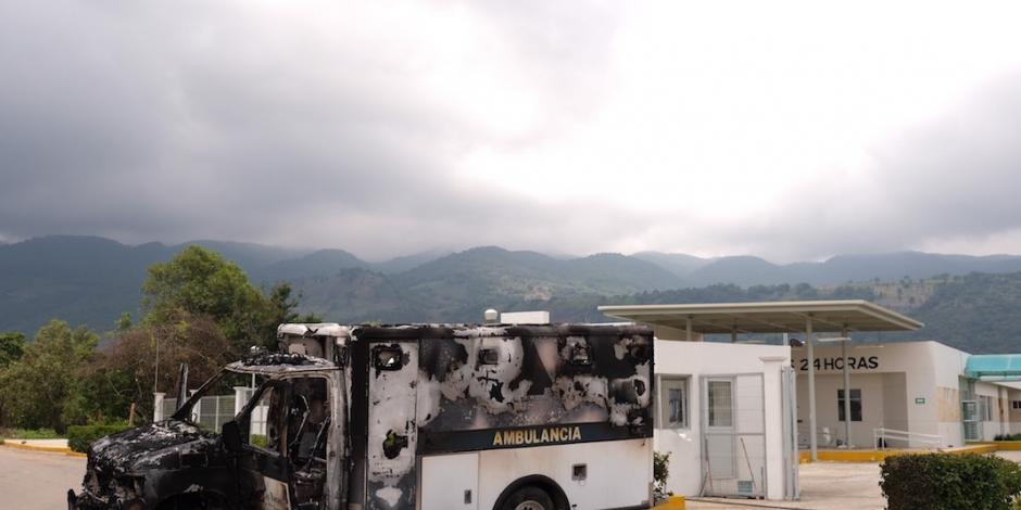 Una ambulancia calcinada muestra el daño por los disturbios en Chiapas, ayer.