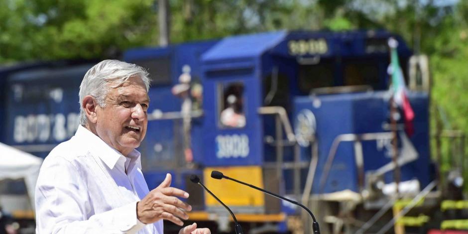 El presidente de México, Andrés Manuel López Obrador, preside supervisión de la rehabilitación de la vía del Ferrocarril del Istmo de Tehuantepec, el 7 de junio de 2020.
