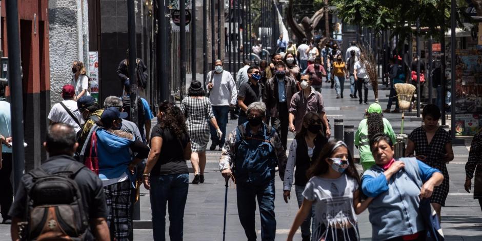 Capitalinos caminan en calles del Centro Histórico