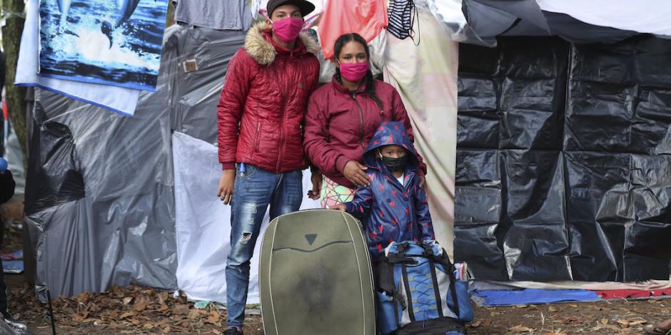 Migrantes venezolanos acampan en un parque de Bogotá, Colombia, tras quedar desempleados a causa de la pandemia de Covid-19, el pasado 9 de junio.