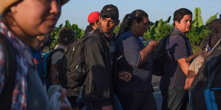 Migrantes tras cruzar el río Suchiate, se agruparon en caravana para adentrase a territorio nacional con la intención de llegar a los Estados Unidos. FOTO: ISABEL MATEOS/CUARTOSCURO.COM