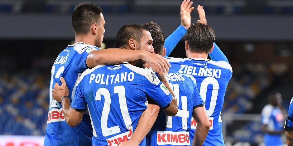 Jugadores del Napoli celebran su único gol del partido.