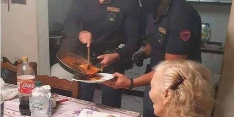 Policías le cocinan a abuelita enferma