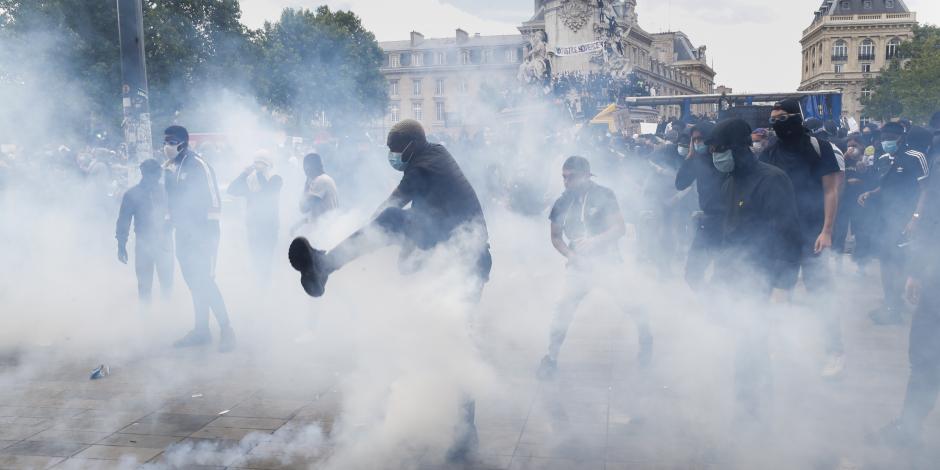 Lanzan gas lacrimógeno contra manifestantes en Paris.