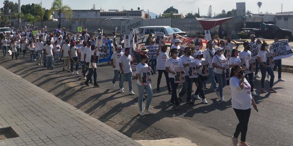 Habitantes de Chapala marchan en silencio hacia la Presidencia Municipal.