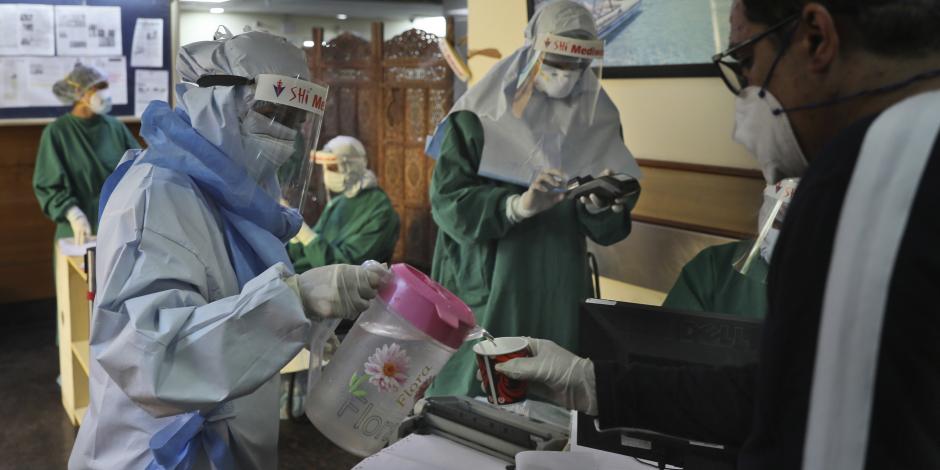 Trabajadores de la salud que atienden a pacientes de COVID-19 en el hospital Sir Ganga Ram en Nueva Delhi, India, el 16 de junio de 2020.