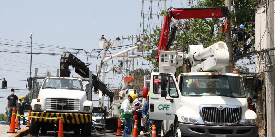 Camiones de la CFE cierran circulación para realizar trabajos de reparación y mantenimiento.