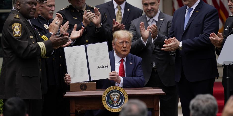 Donald Trump firma una orden ejecutiva sobre la reforma policial, en la Casa Blanca, el 16 de junio de 2020.