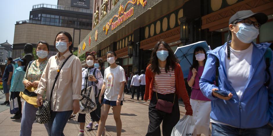 Personas en calles de Pekín, China, el 6 de junio de 2020.