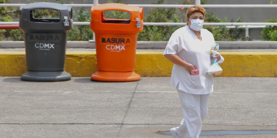 Una enfermera camina afuera del Hospital Enrique Cabrera en la Ciudad de México.