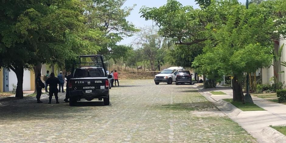 Policías acordonan la zona donde ocurrió el doble homicidio, en una zona residencial al norte de la capital colimense, ayer.