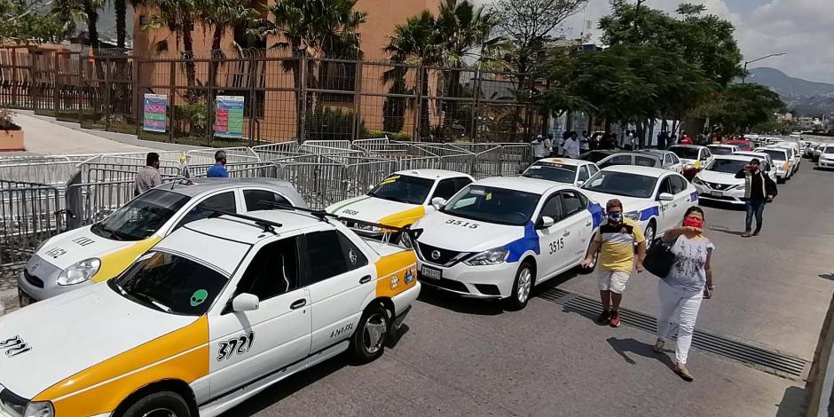 Se aglomeran taxistas rumbo al Palacio de Gobierno de Chilpancingo