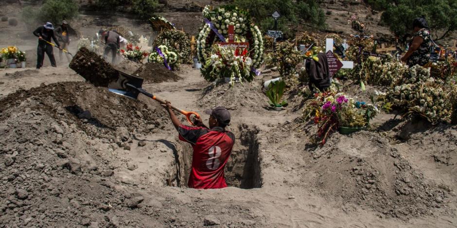 Un hombre cava una fosa en el panteón de Chalco.