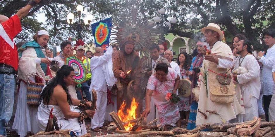 Sabedores de pueblos originarios realizan el encendido de fuegos.