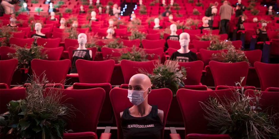 En Madrid usan maniquíes con cubrebocas para marcar la distancia social en un teatro.