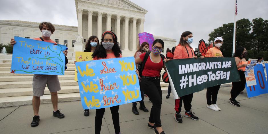 Jóvenes se manifiestan en apoyo del programa DACA que protege a migrantes de la deportación, afuera de la Corte Suprema de EU en Washington, el 18 de junio de 2020.