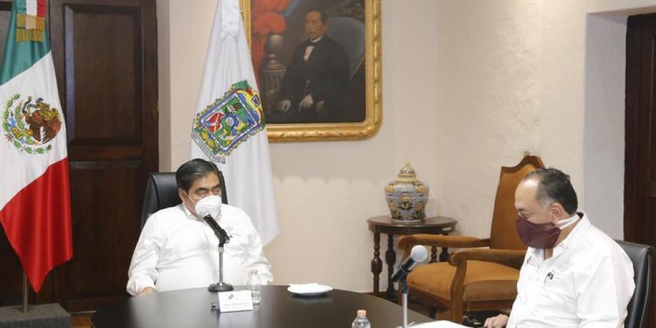Miguel Barbosa (izquierda), gobernador de Puebla.