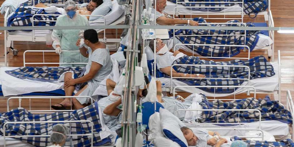 Enfermos de Covid-19 reciben cuidados en un hospital improvisado en un gimnasio de Sao Paulo, el pasado lunes.