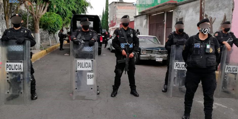 Policías capitalinos realizan cateos en Coyoacán.