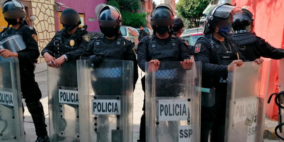 Policías capitalinos realizan cateos en Coyoacán.