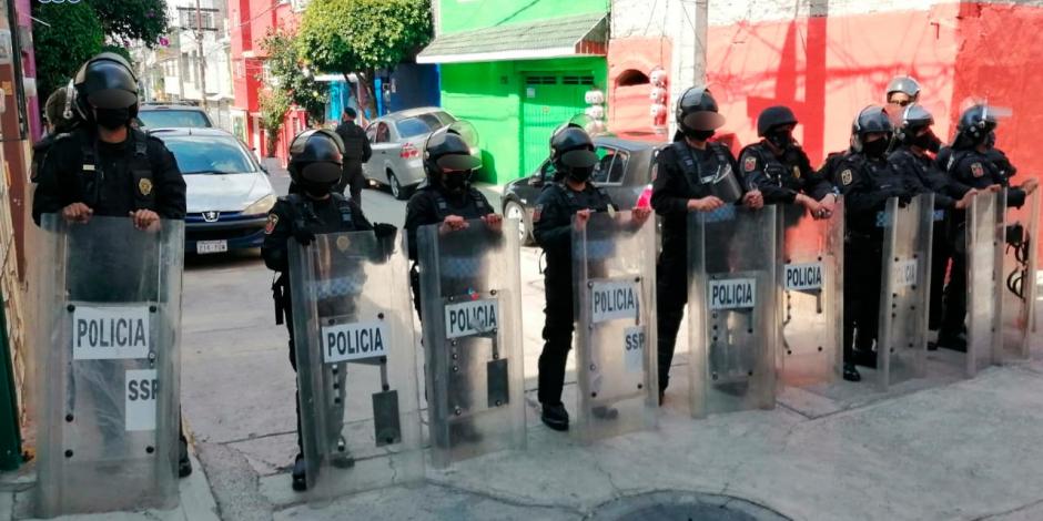 Policías capitalinos realizan cateos en Coyoacán.