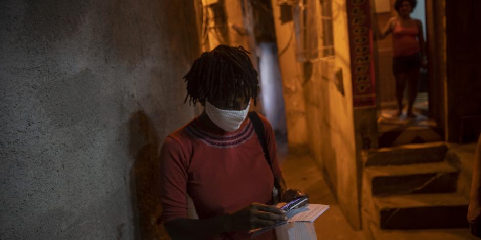 Una persona con cubrebocas para protegerse del coronavirus en la favela Turano en Río de Janeiro, Brasil, el 19 de junio de 2020.
