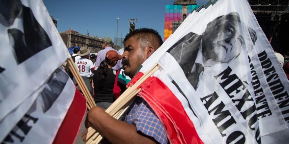Sujeto carga banderas con la imagen de López Obrador
