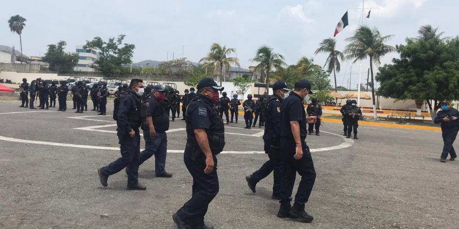 Uniformados de la Secretaría de Seguridad Pública de Oaxaca, quienes fueron desplegados en la región cercana a Salina Cruz, ayer.