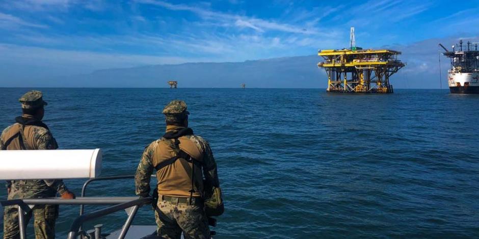 Elementos de la Marina vigilan instalaciones petroleras.