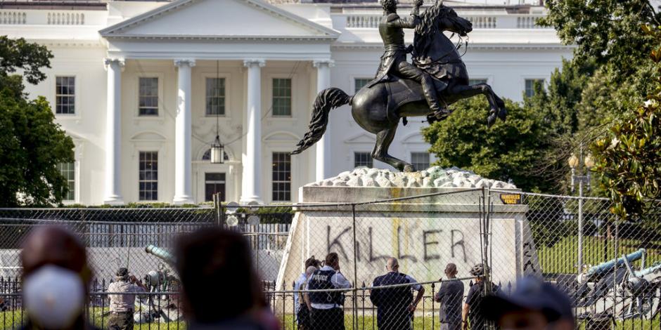 El mensaje de Trump llegó un día después de que manifestantes desfiguraron la estatua de Andrew Jackson en Lafayette Square, cerca de la Casa Blanca.