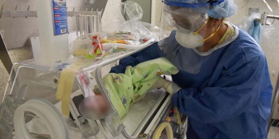 Un bebé se encuentra en incubadora en el hospital.