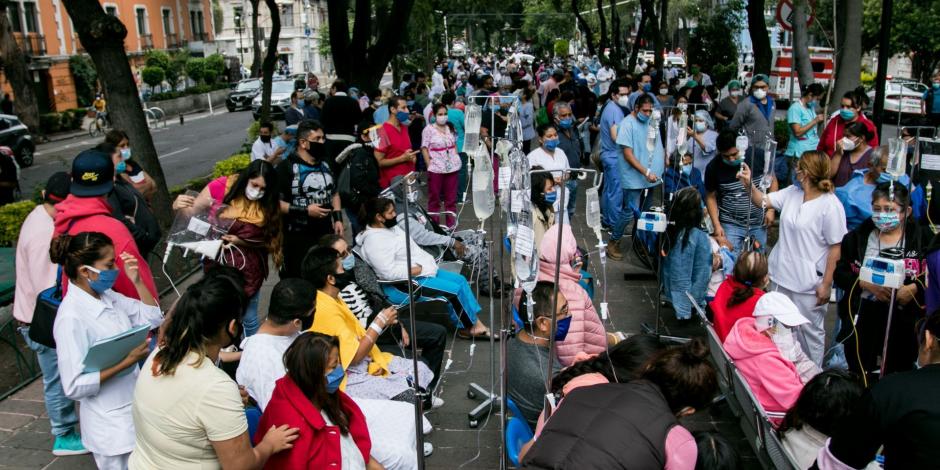 Personal médico del Hospital Obregón, en la colonia Roma, evacuaron a los pacientes dentro del nosocomio debido al sismo que sacudió la capital.