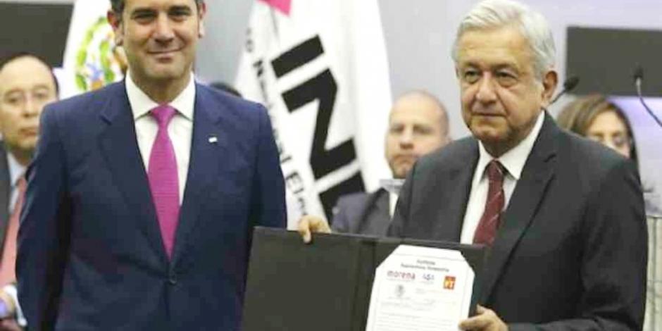 Lorenzo Córdova y López Obrador tras recibir la constancia de ganador de la contienda electoral de 2018