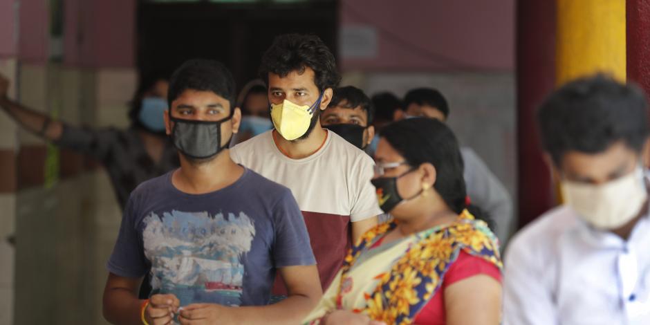 Personas hacen fila para una prueba de detección del COVID-19 en Nueva Delhi, India, el 24 de junio de 2020.