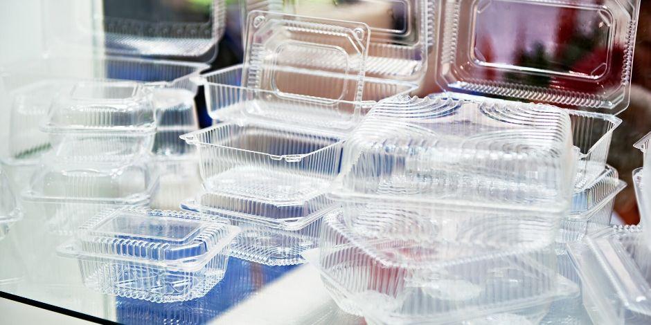 Plásticos de un uso en envases de comida.