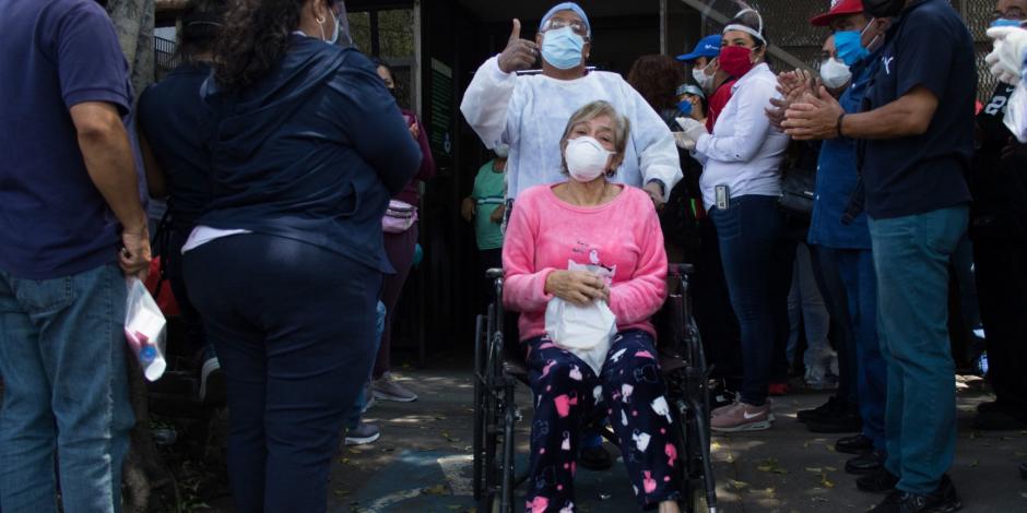 Con aplausos, personas de la tercera edad son dadas de alta tras superar el COVID-19 en el Hospital de Infectología de la Raza.