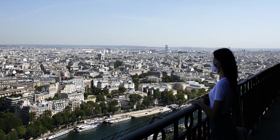Visitante disfruta la vista desde la Torre Eiffel.