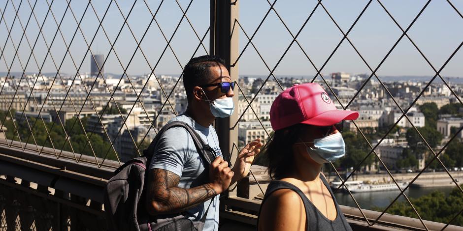 Visitantes disfrutan la vista desde la Torre Eiffel.