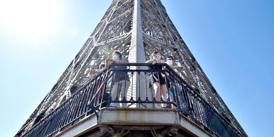 Visitantes disfrutan la vista desde la Torre Eiffel.