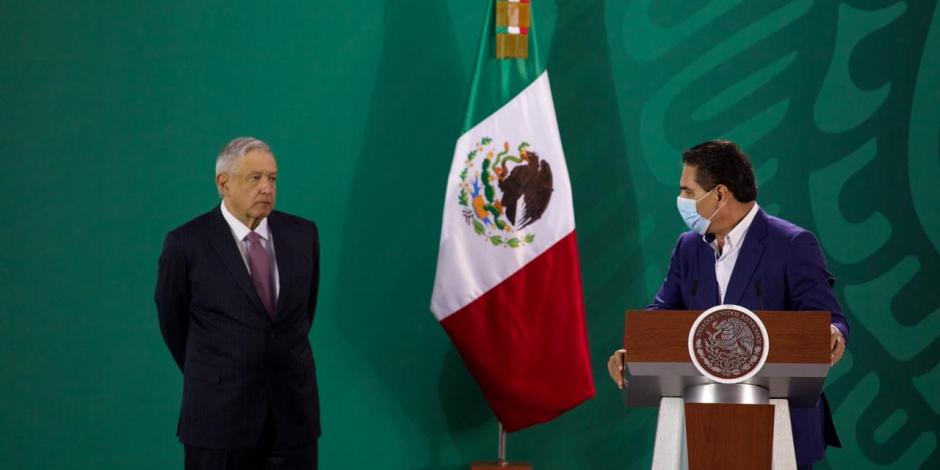 Silvano Aureoles, junto con el Presidente López Obrador en la conferencia mañanera