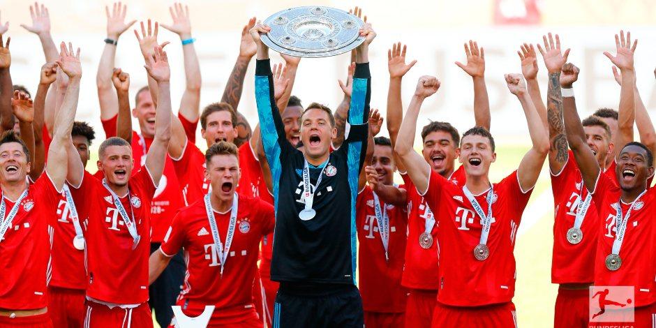 El Bayern Múnich levanta el trofeo de campeón.