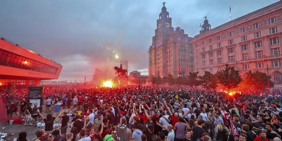 Aficionados de los Reds celebran la obtención de la Premier League.