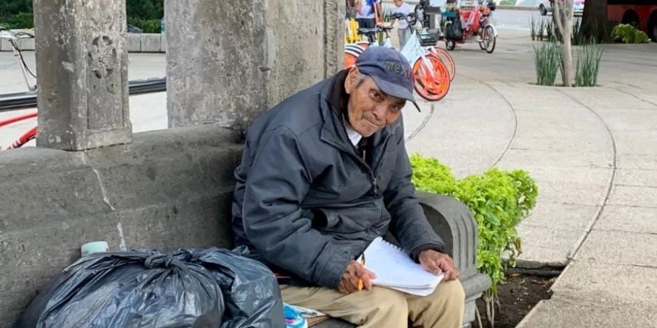 Abuelito vende sus dibujos en Reforma