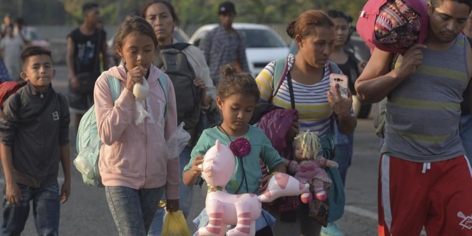 Una familia de centroamericanos avanza por la carretera Huehuetán-Huitxtla, en marzo de 2019