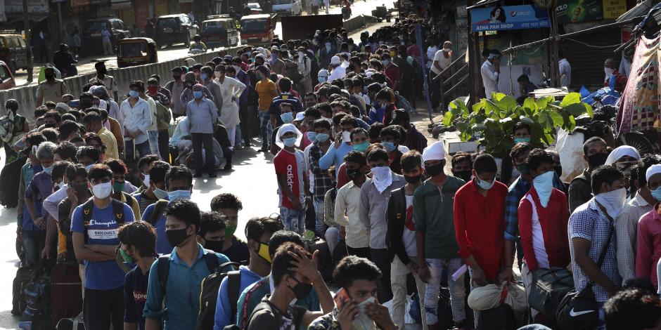 Trabajadores migrantes listos para tomar su próximo viaje en tren a sus estados de origen, en Mumbai, India, el 22 de mayo de 2020.