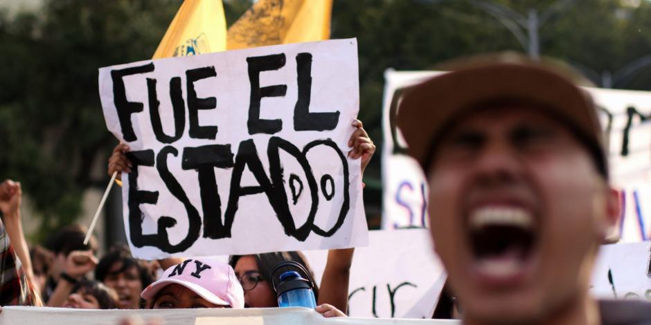 Cientos de personas marcharon del Ángel de la Independencia al Zócalo capitalino a cinco años de la desaparición de los 43 normalistas de Ayotzinapa, el 19 de septiembre de 2019.