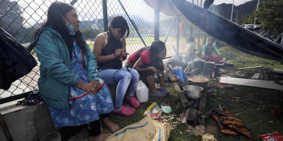 Miembros de la tribu Embera-Katio acampan en un parque ​​después de ser desalojados de sus hogares, en Bogotá, Colombia, el 19 de junio de 2020.