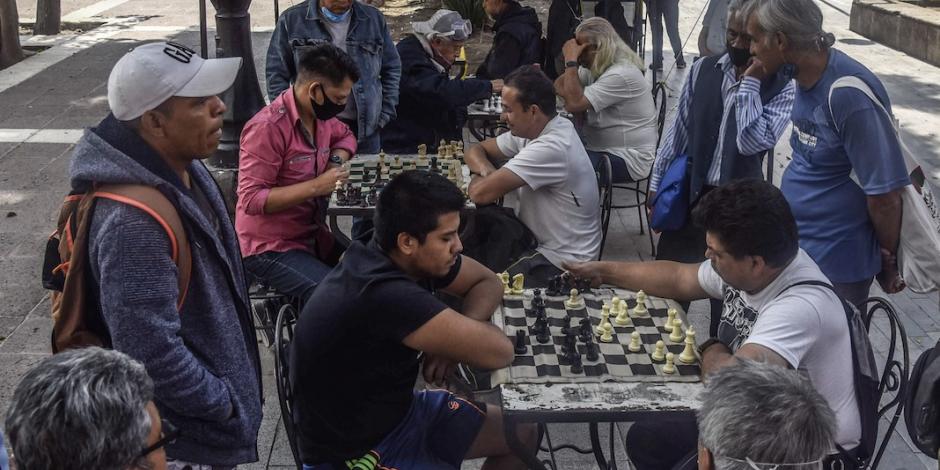 Capitalinos juegan ajedrez en la Plaza de la Solidaridad, ayer.