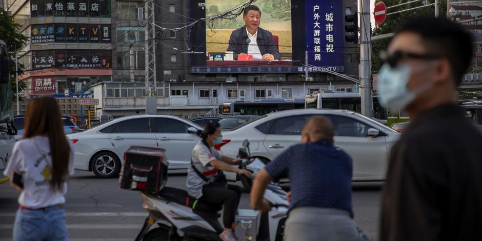 Una gran pantalla de video muestra al presidente chino Xi Jinping hablando en Pekín, el 30 de junio de 2020.