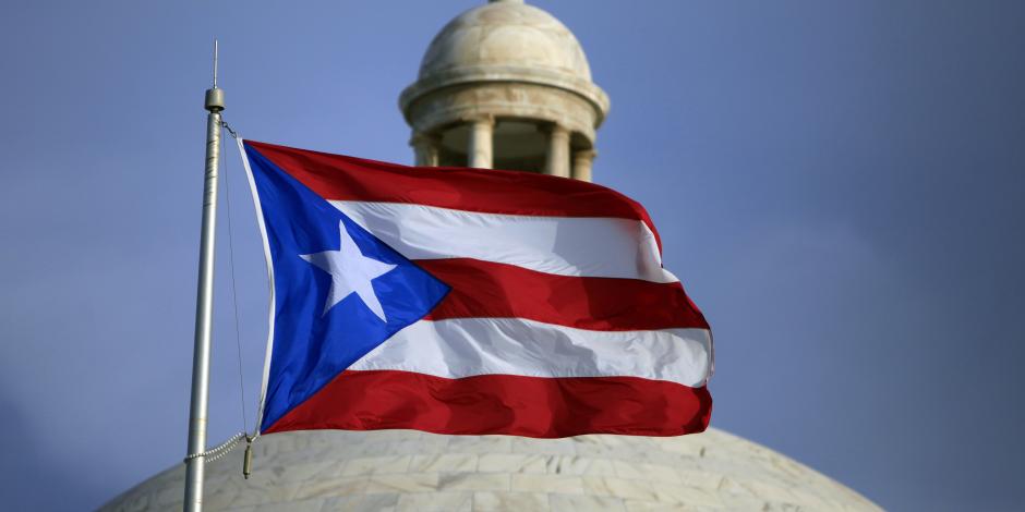Una bandera de Puerto Rico ondea frente al Capitolio de la isla.